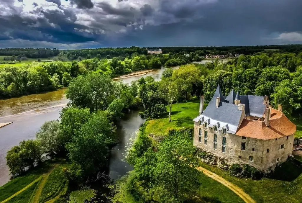 Privatisation complète d'un chateau avec un accès privilégié à l'Allier