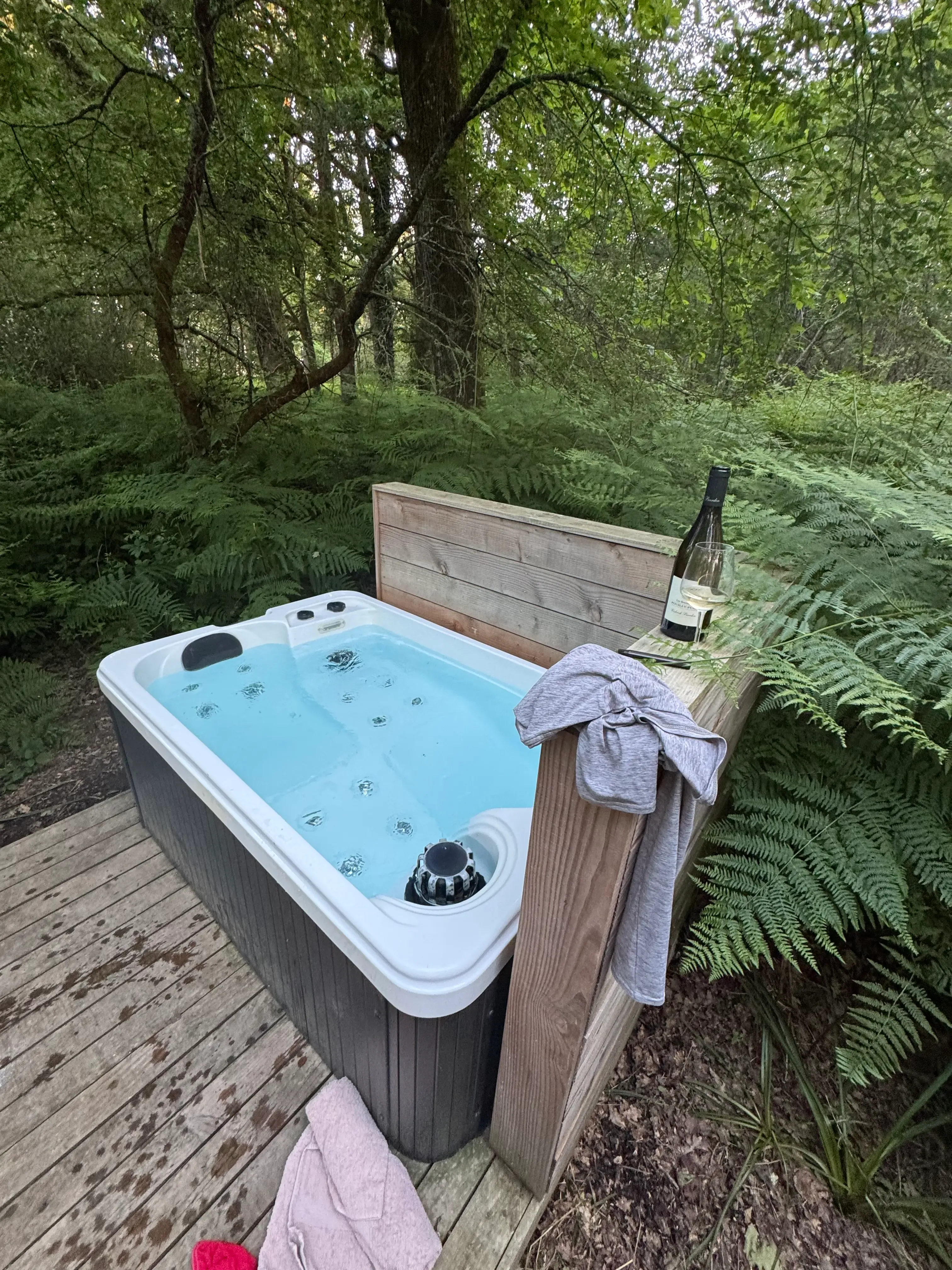 Tente tout équipée au bord de plusieurs étangs en pleine nature