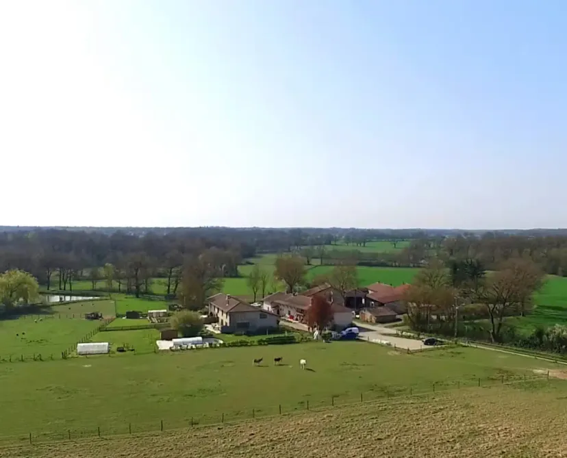 Fishing cottage of 861.11 sq ft with private pond of 1.24 ac in Dombes