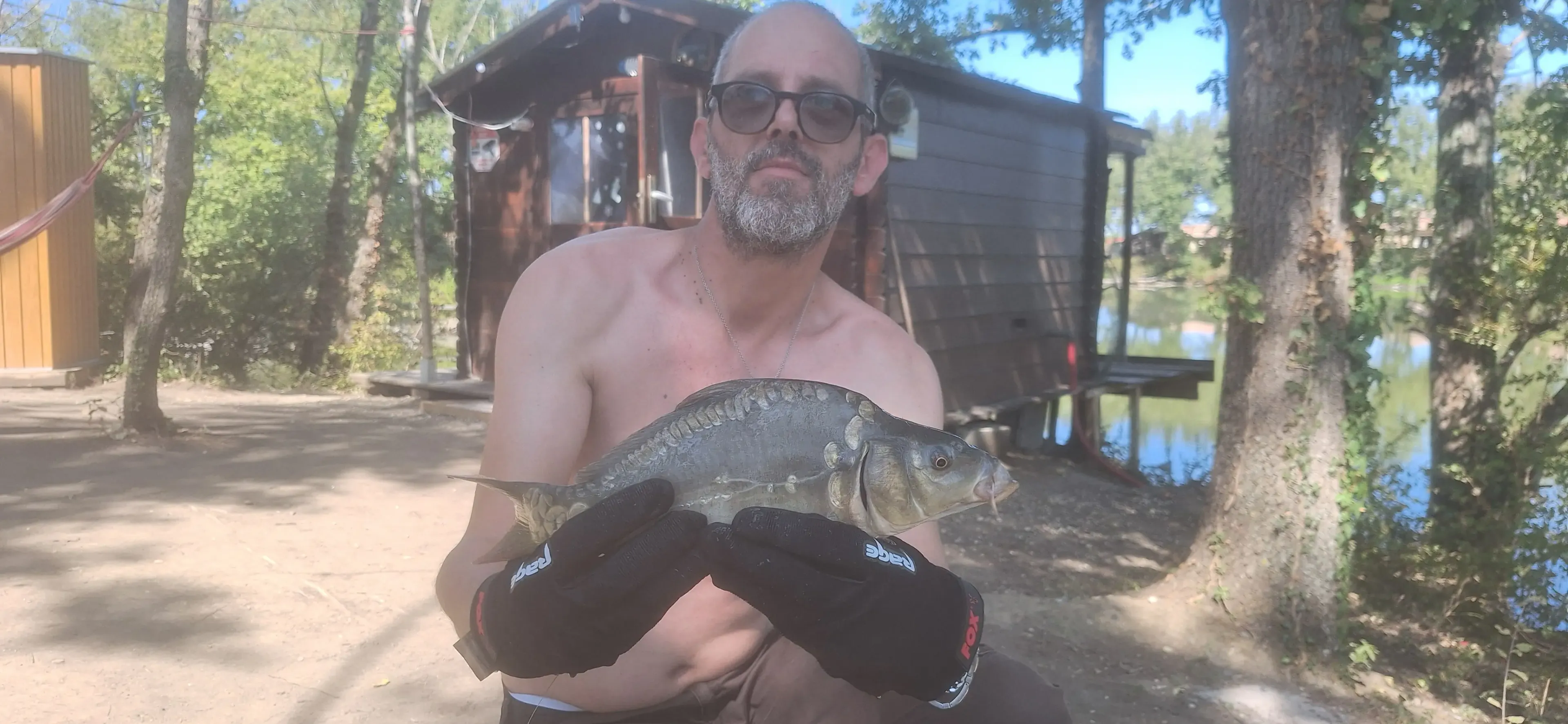 Cabane isolée tout équipée au bord d’un lac privé en Occitanie