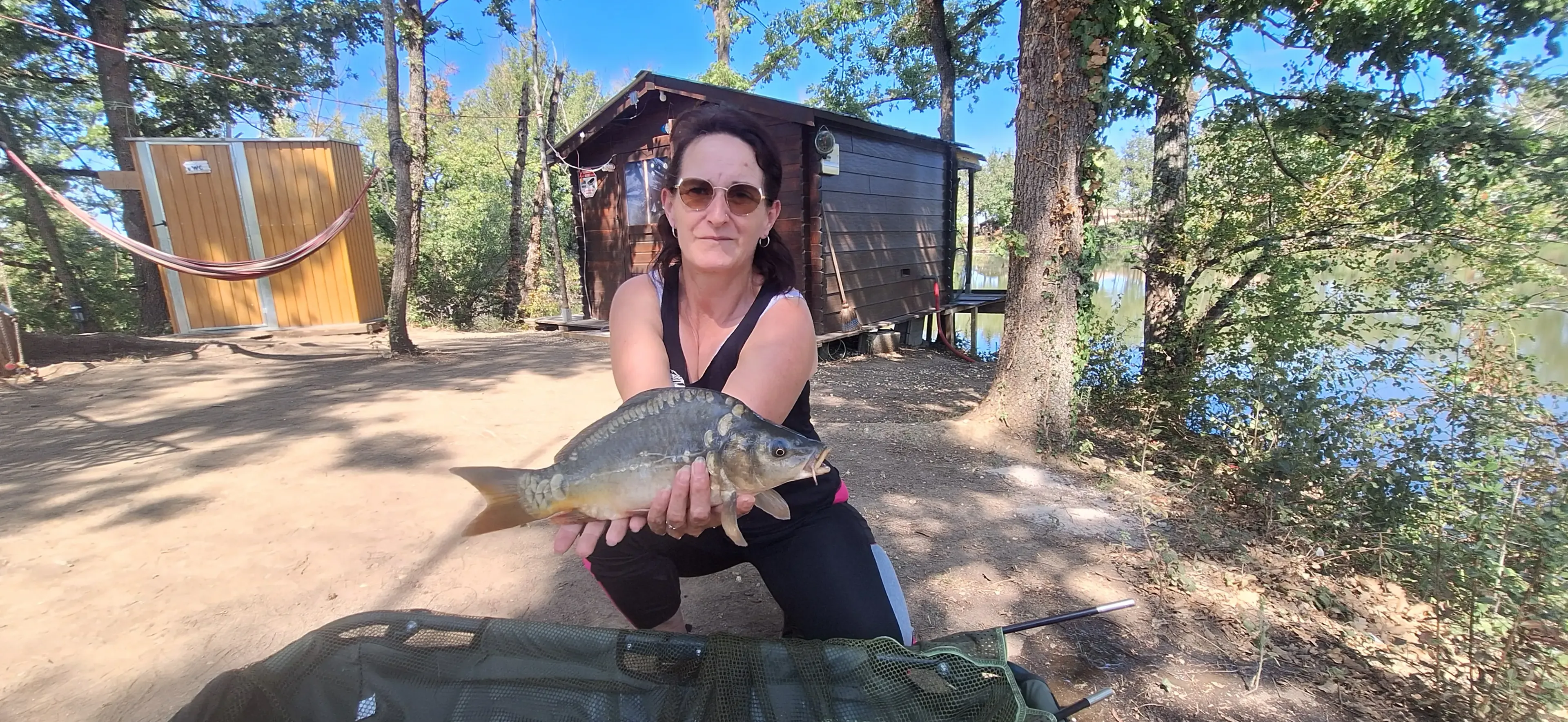 Cabane isolée tout équipée au bord d’un lac privé en Occitanie