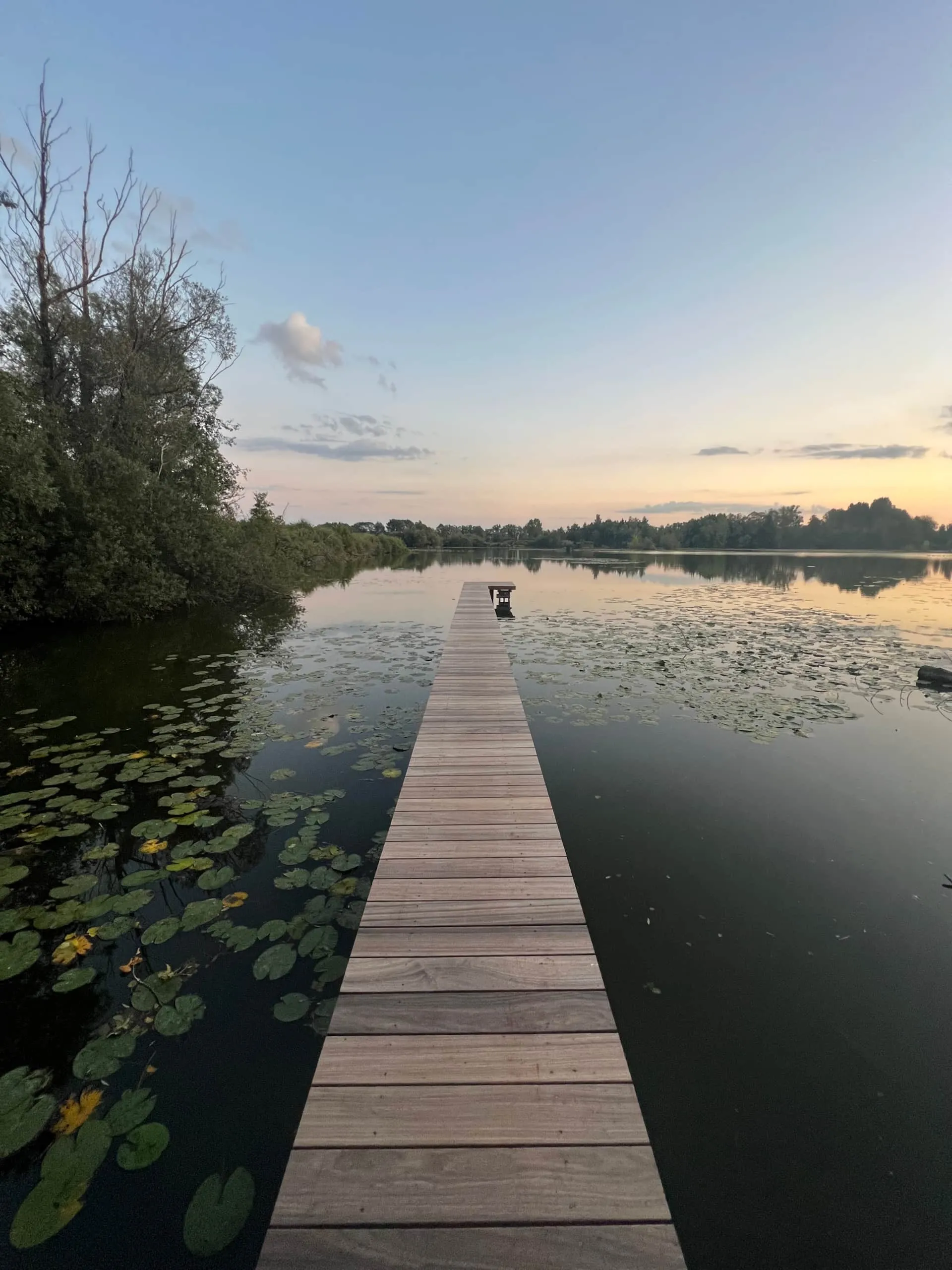 Maison au bord d’un lac avec canoé et barbecue en plein air