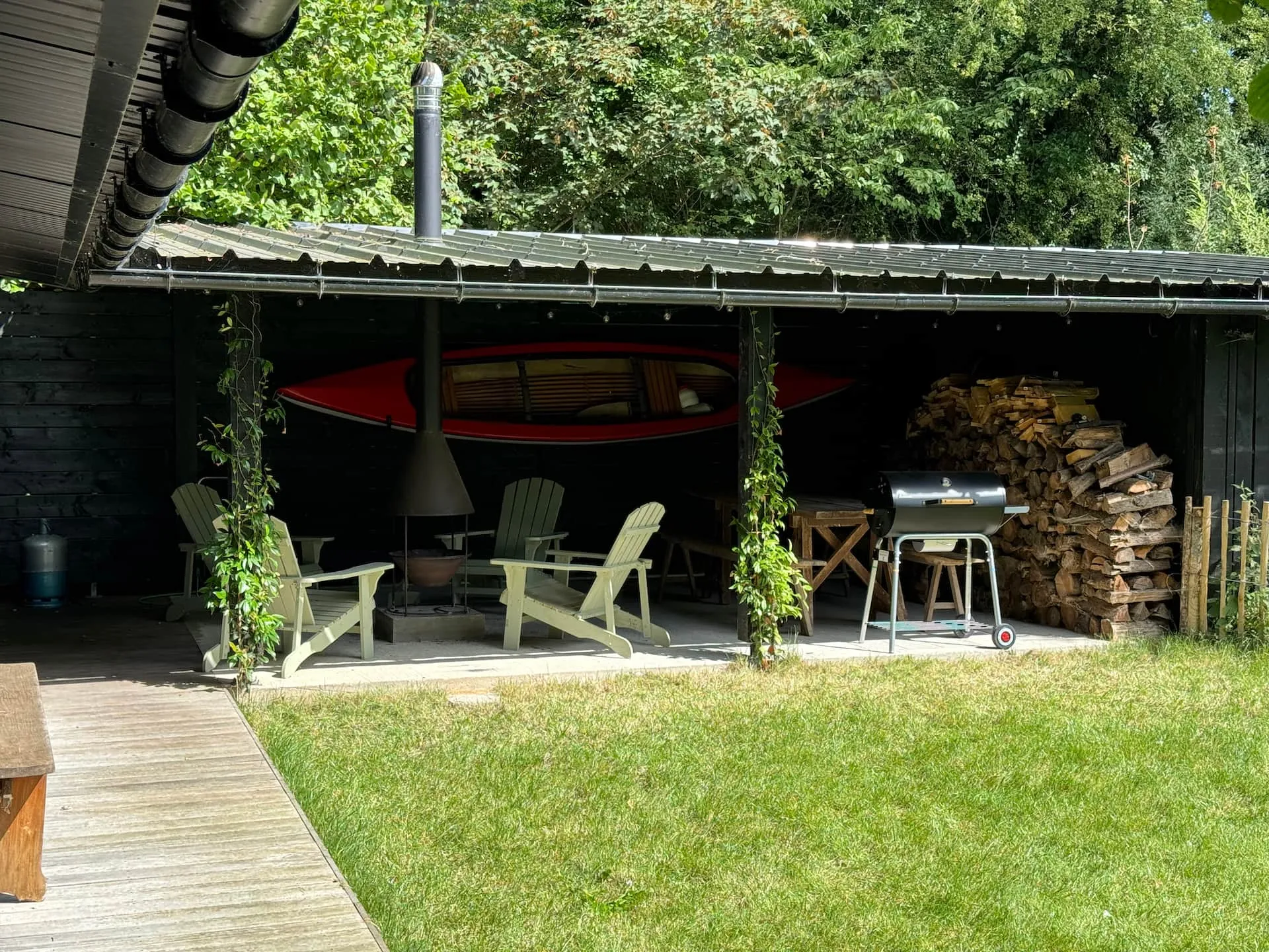 Maison au bord d’un lac avec canoé et barbecue en plein air
