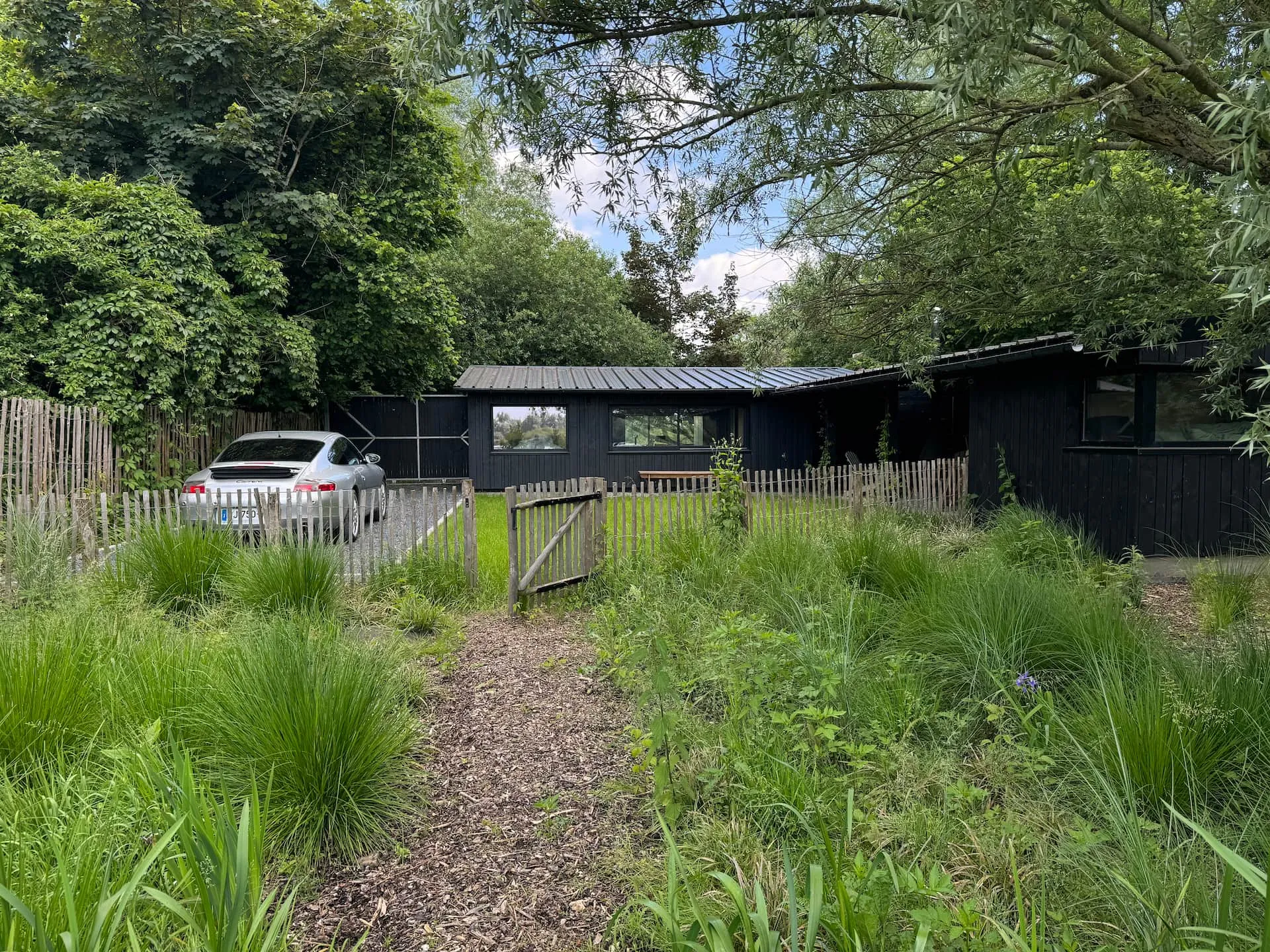 Maison au bord d’un lac avec canoé et barbecue en plein air