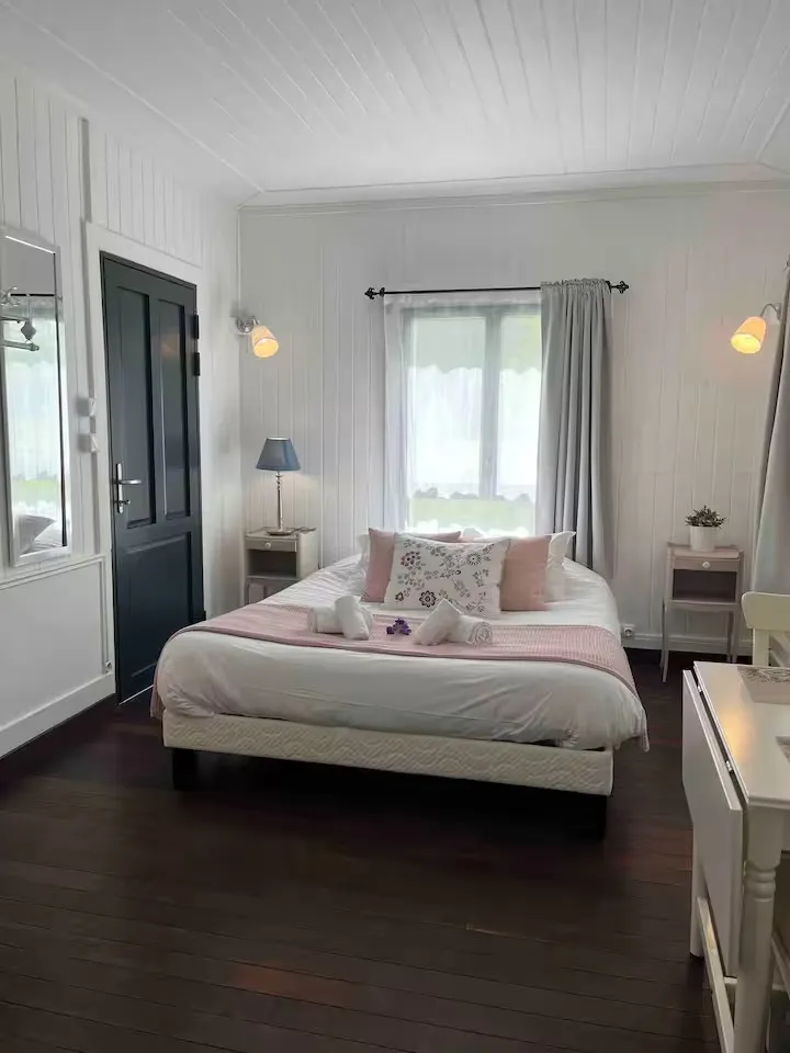 Maisonnette normande à l’orée de la rivière