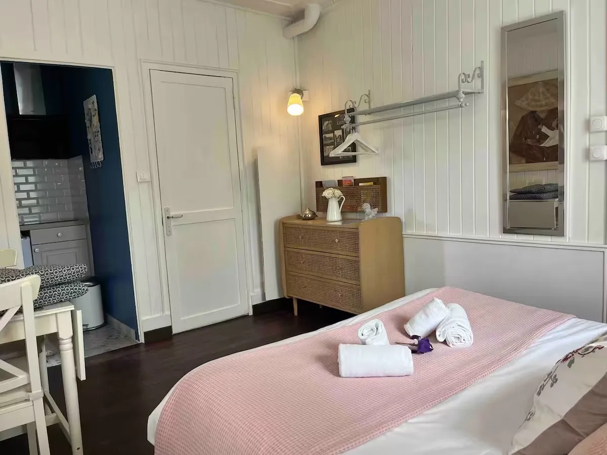 Maisonnette normande à l’orée de la rivière