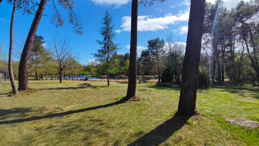 Plot on bare ground with 3.71 ac private pond in Bretagne