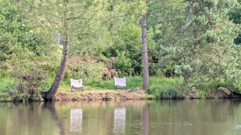 Plot on bare ground with 3.71 ac private pond in Bretagne
