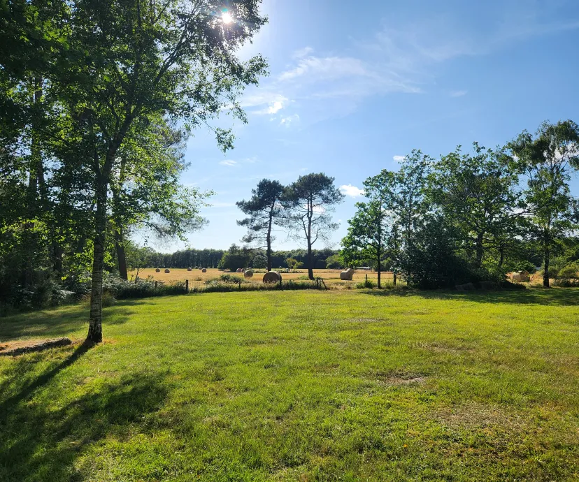 Plot on bare ground with 3.71 ac private pond in Bretagne