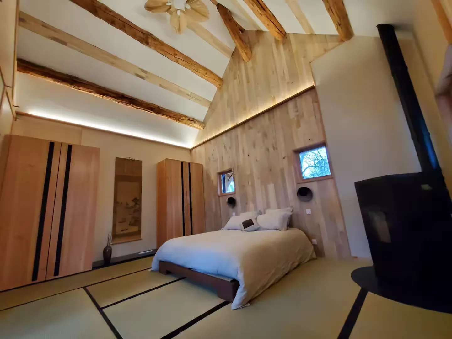 Un pavillon asiatique au bord d’un étang privé