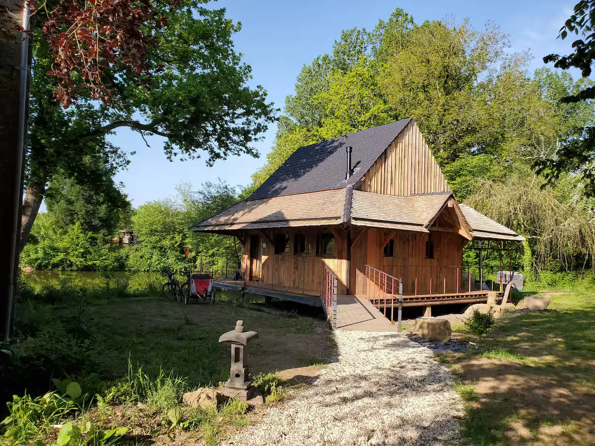 Un pavillon asiatique au bord d’un étang privé