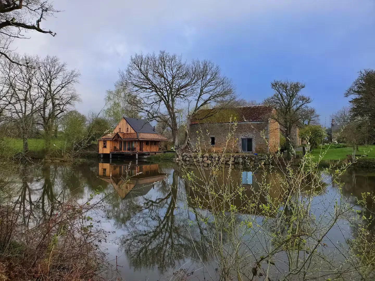Un pavillon asiatique au bord d’un étang privé