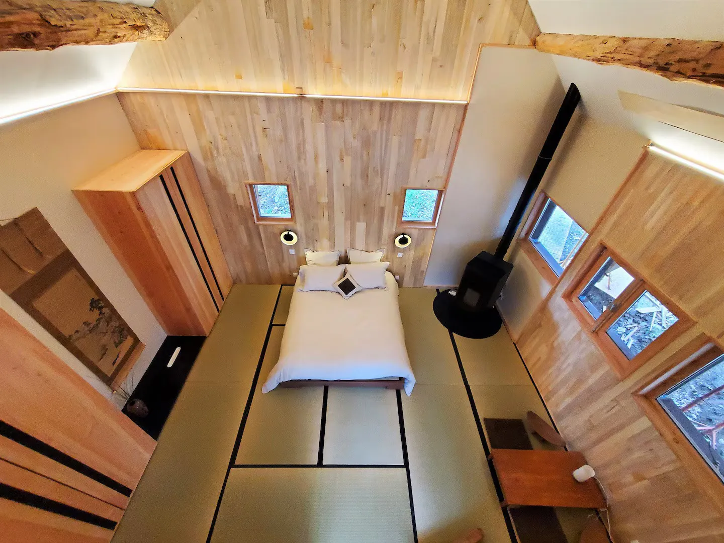 Un pavillon asiatique au bord d’un étang privé