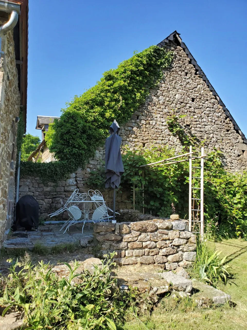 Le gîte normand avec un étang privé et des ânes