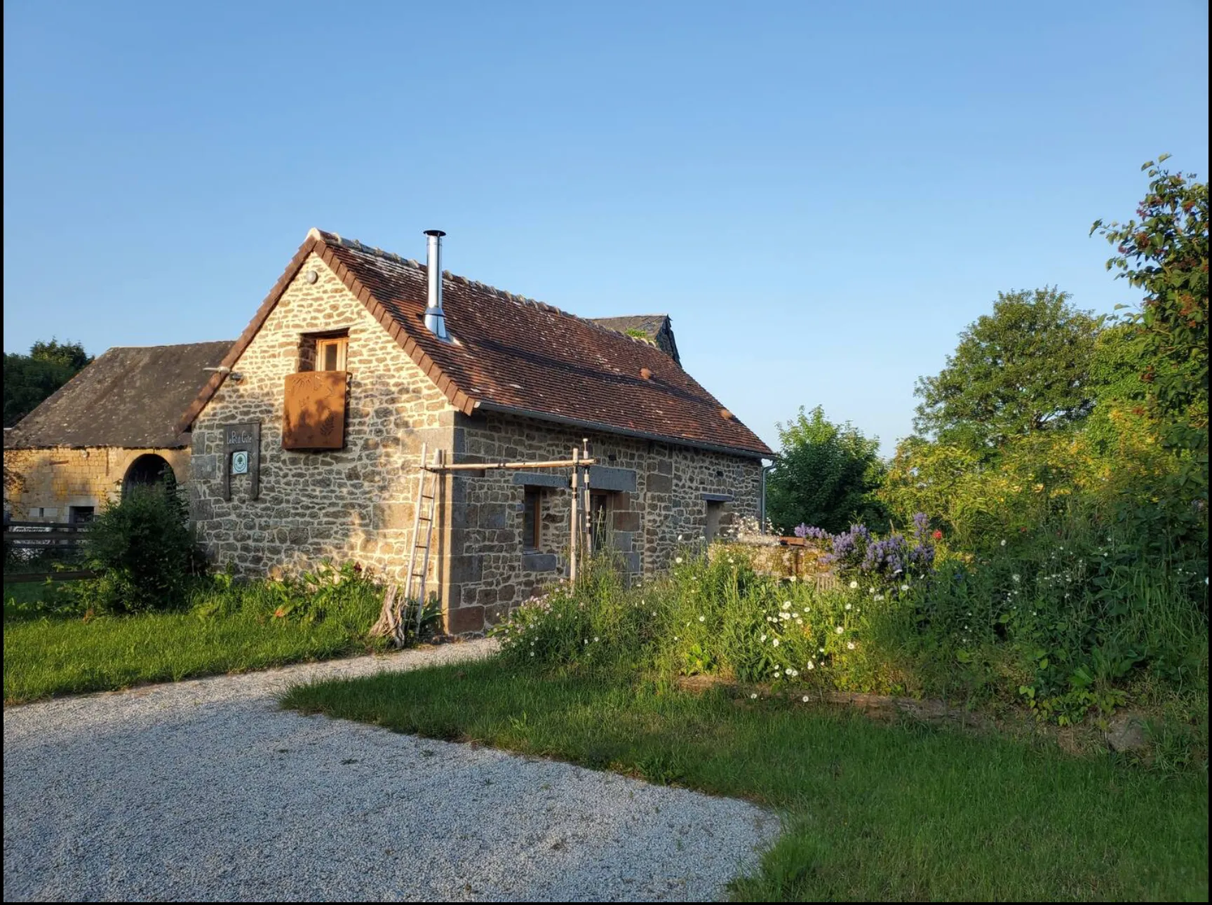 Le gîte normand avec un étang privé et des ânes