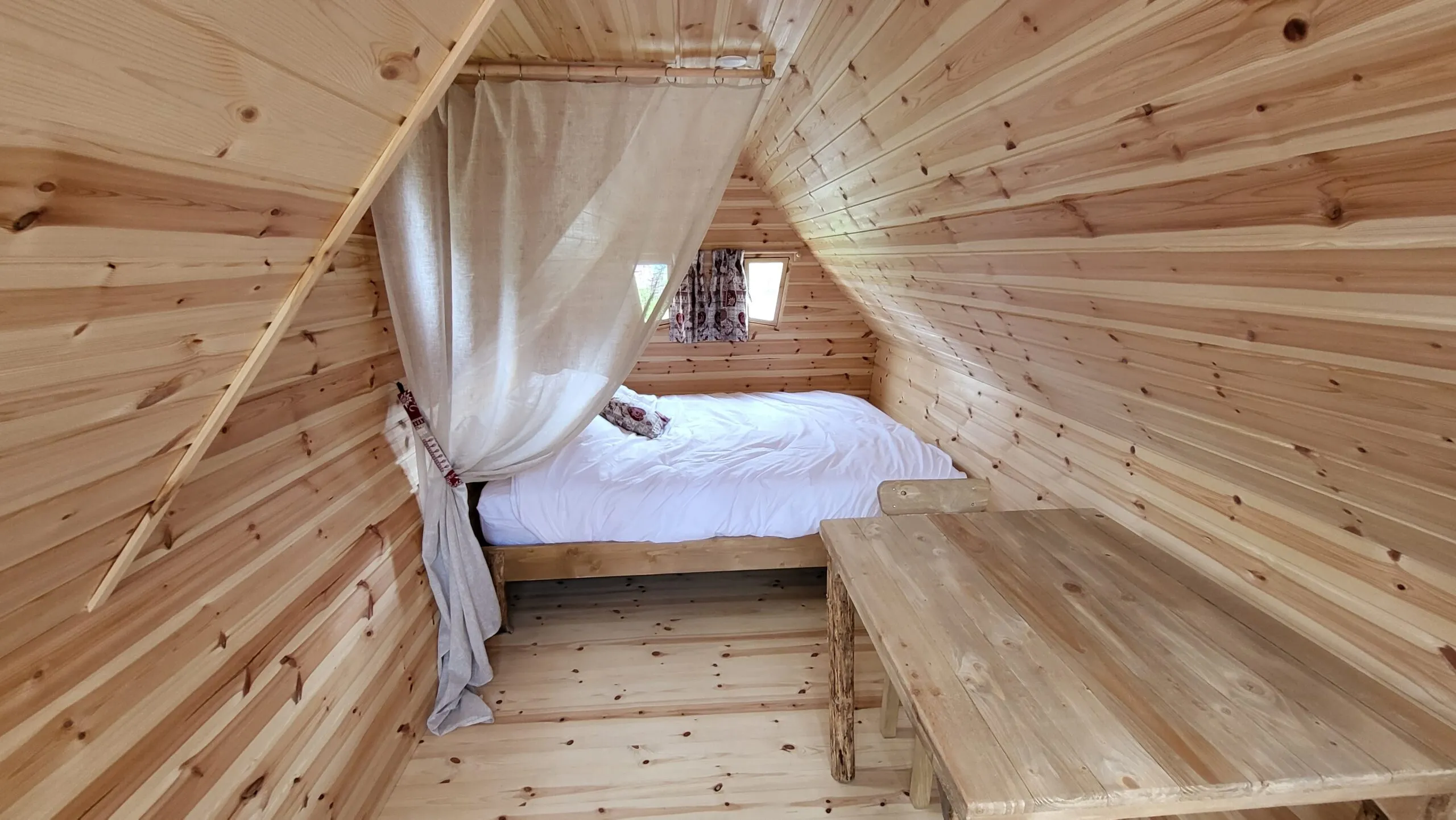 Cabane atypique avec une terrasse ouverte sur l’étang