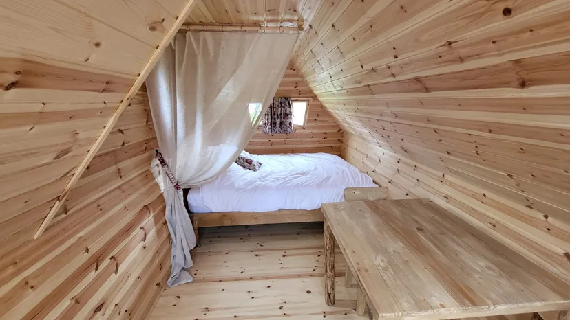 Cabane atypique avec une terrasse ouverte sur l’étang