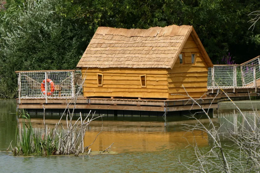 Cabane atypique avec une terrasse ouverte sur l’étang