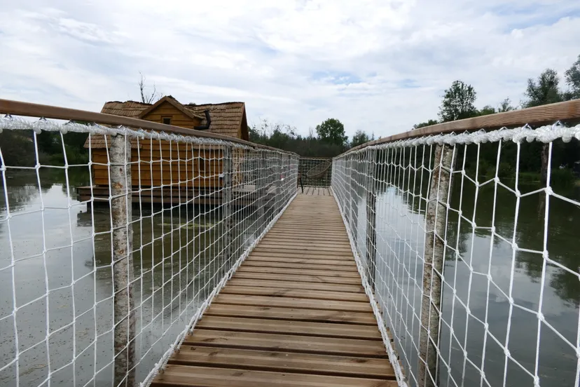 Cabane atypique avec une terrasse ouverte sur l’étang