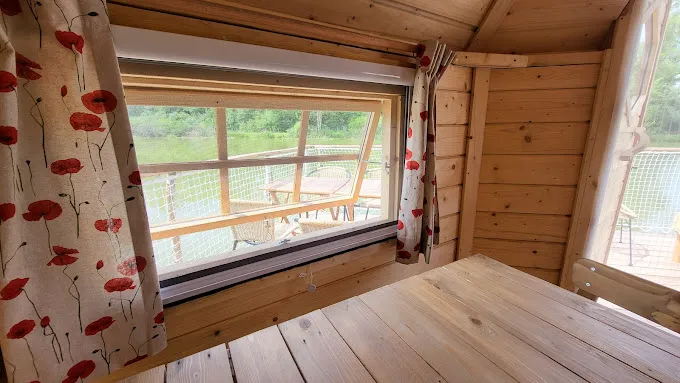 Cabane atypique avec une terrasse ouverte sur l’étang