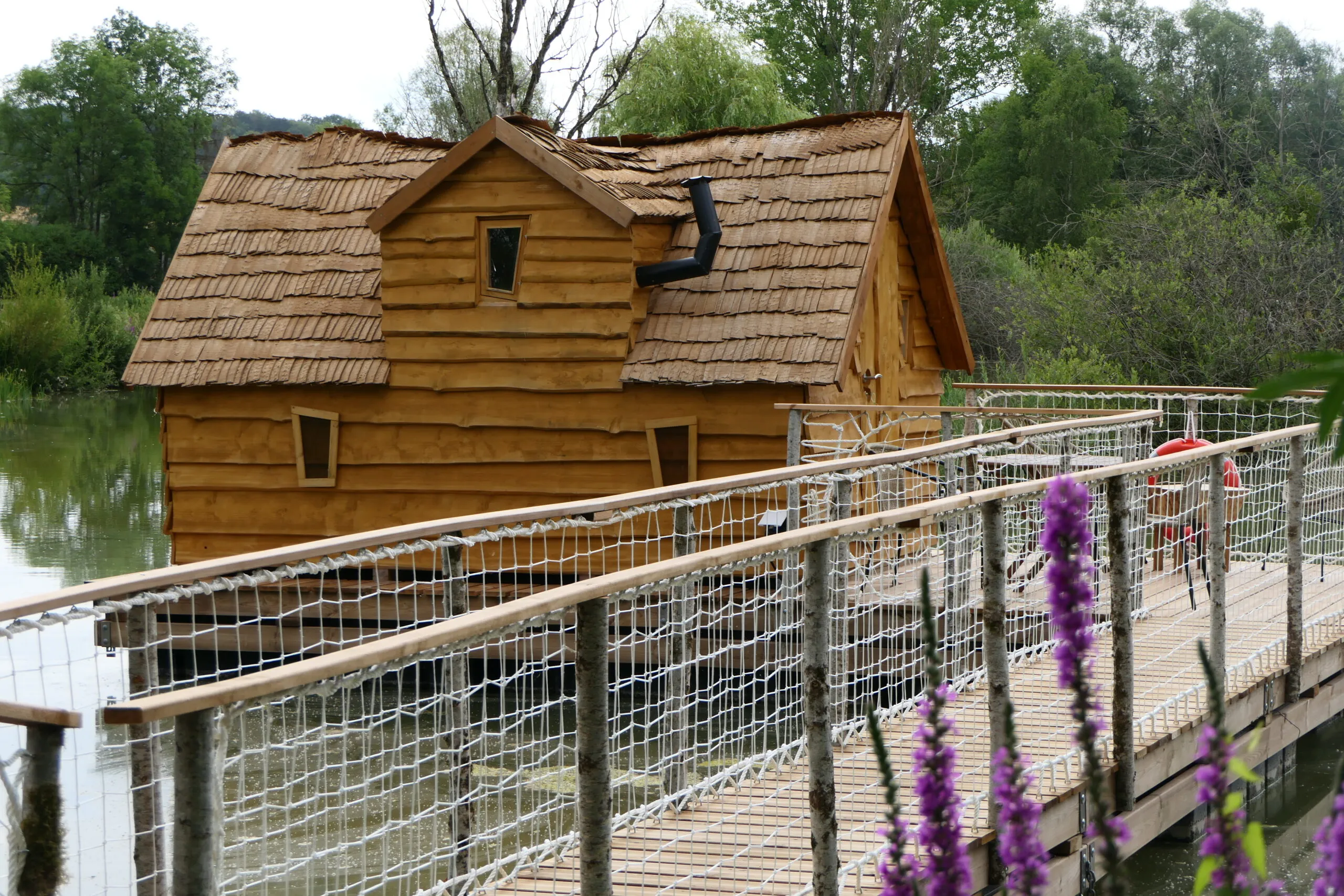 Cabane atypique avec une terrasse ouverte sur l’étang