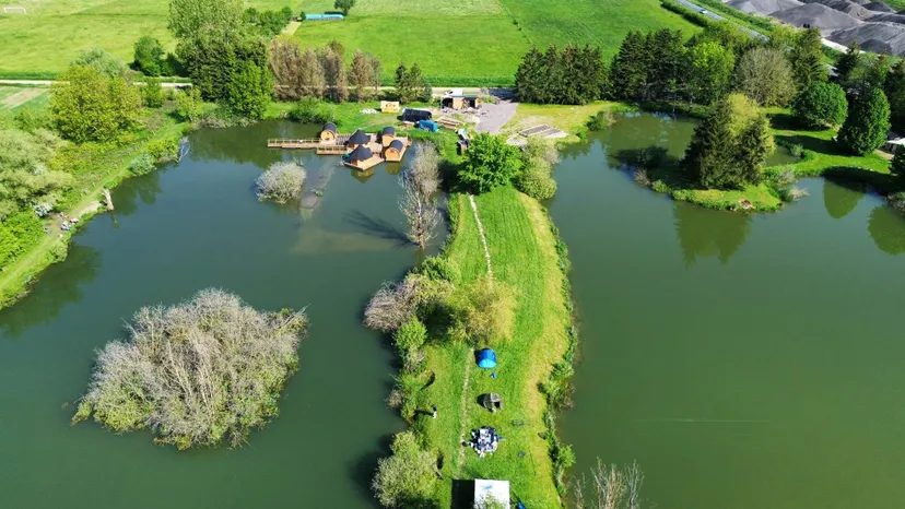 Cabane atypique avec une terrasse ouverte sur l’étang
