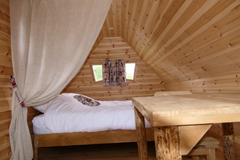 Cabane atypique avec une terrasse ouverte sur l’étang
