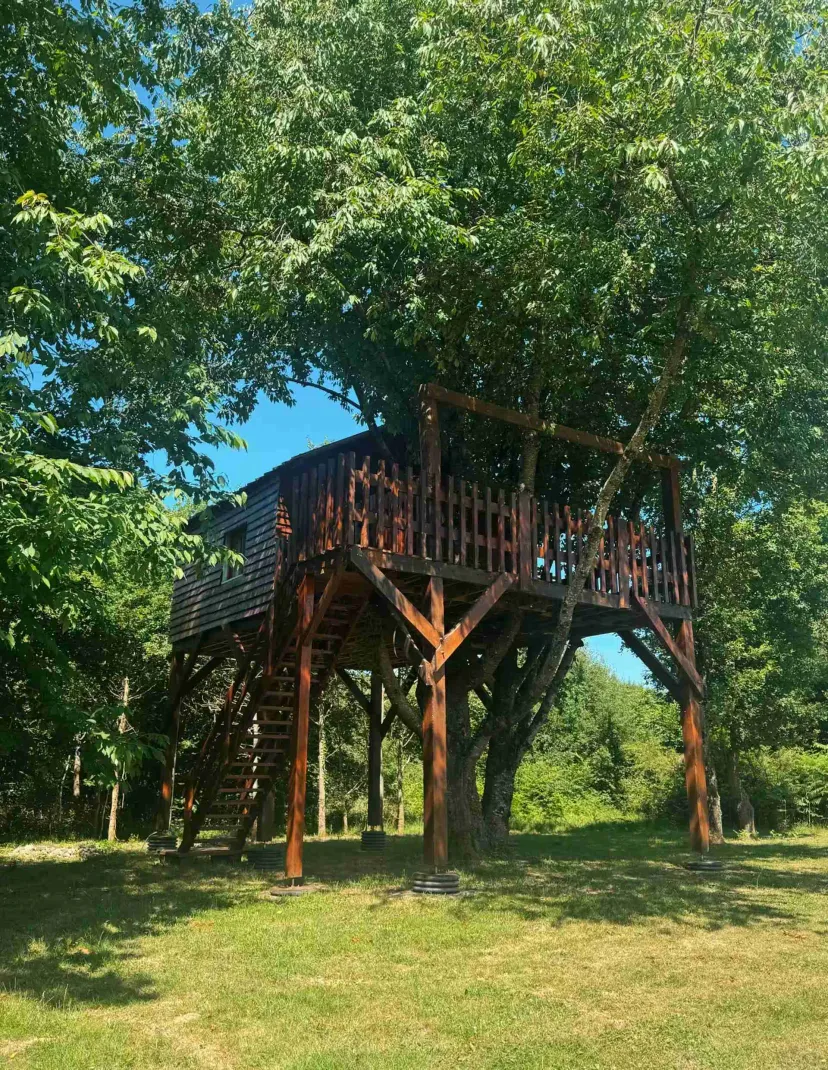 Cabana perched by two private ponds in the Sarthe