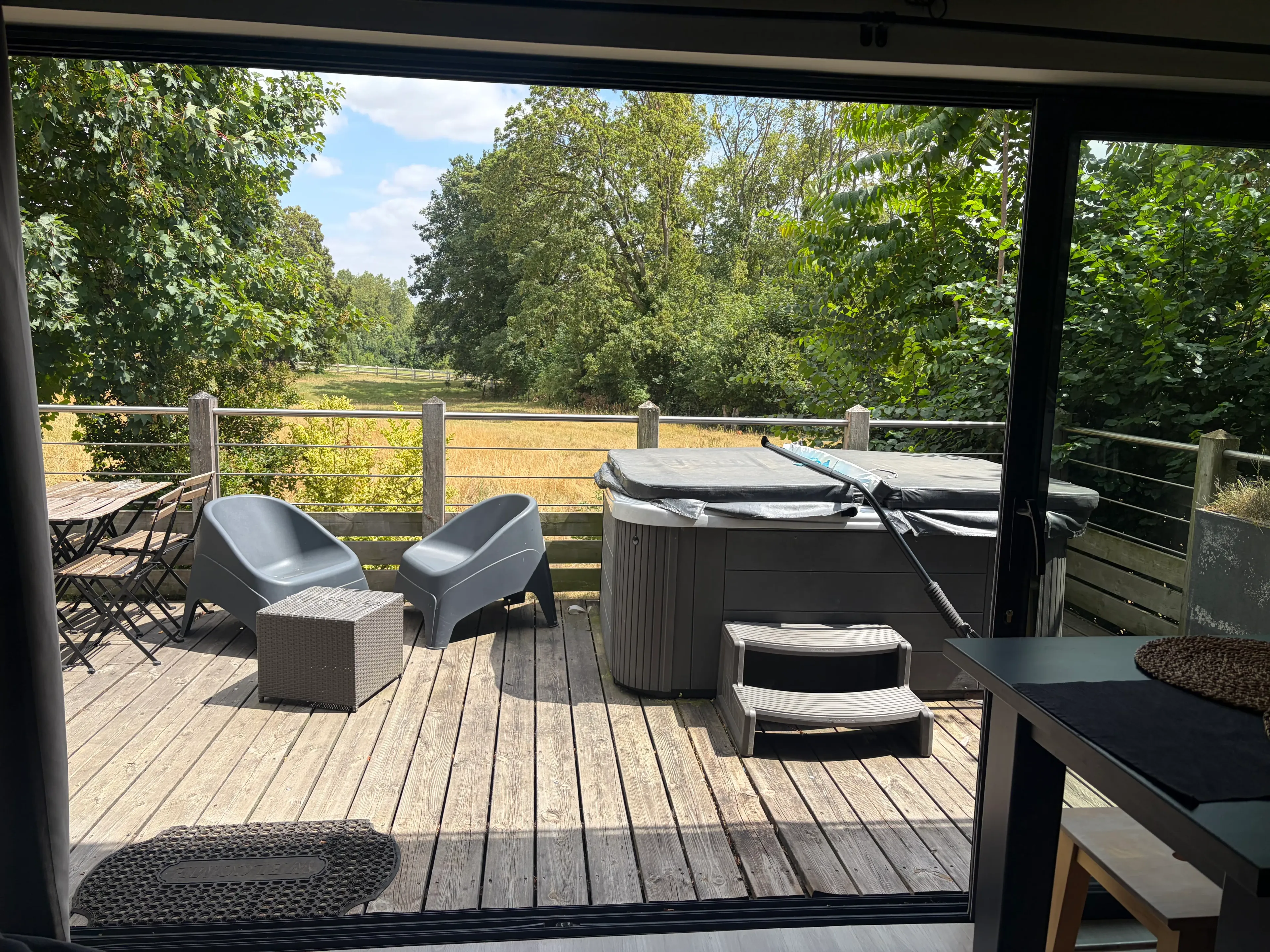Logement insolite avec jacuzzi privatif dans le parc d'un château et ses étangs -ND
