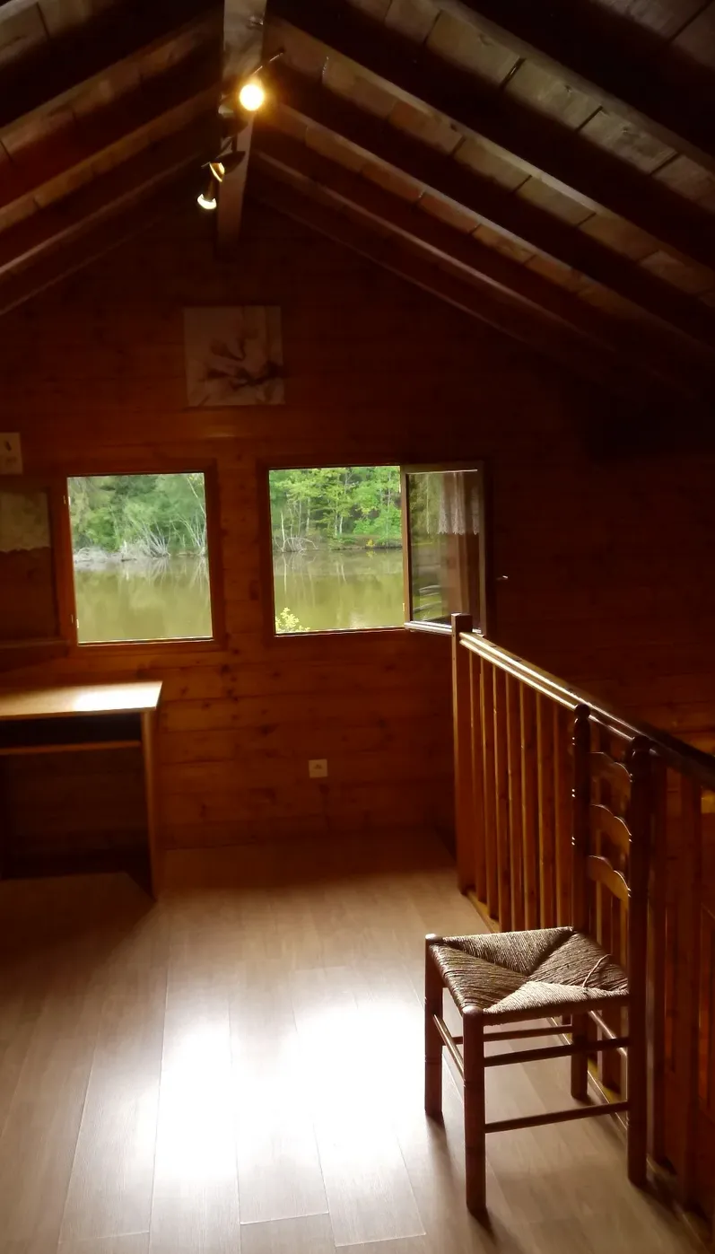 Chalet au bord d’un étang de 1.5 ha