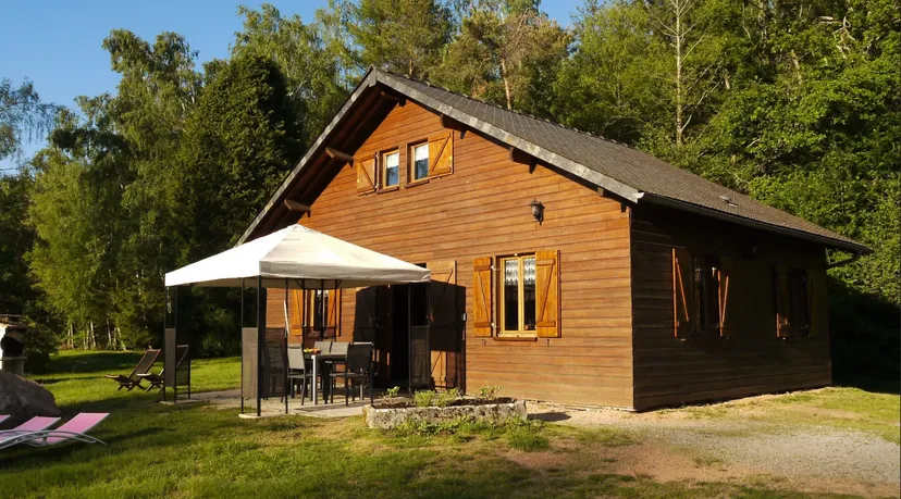 Chalet au bord d’un étang de 1.5 ha