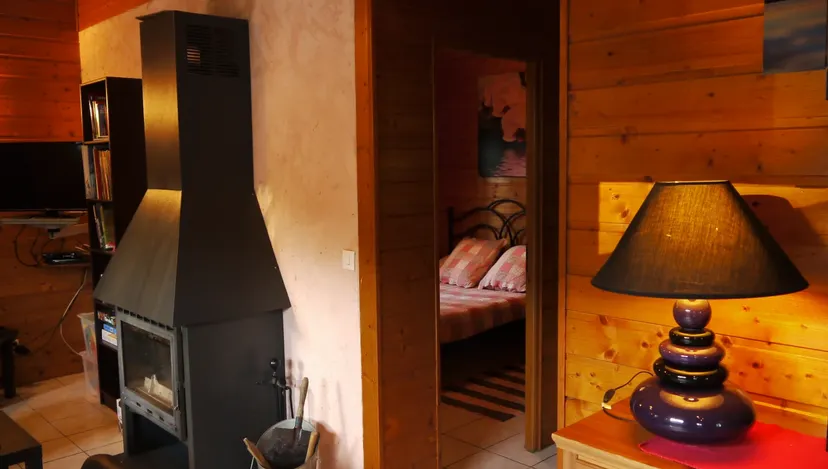 Chalet au bord d’un étang de 1.5 ha