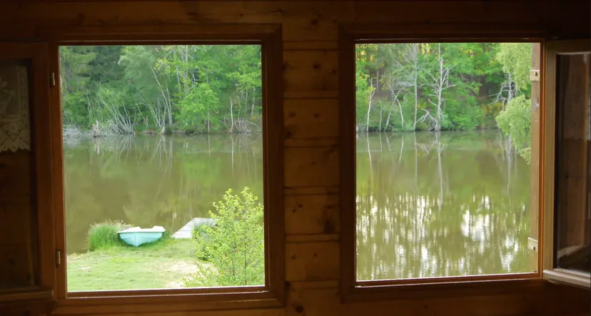 Chalet au bord d’un étang de 1.5 ha