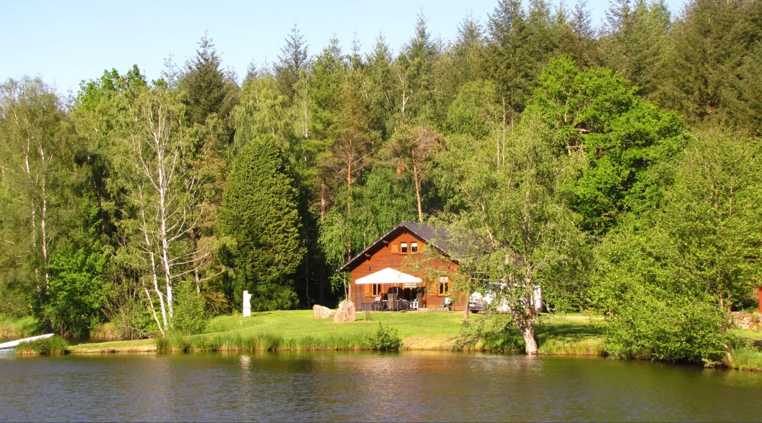 Chalet au bord d’un étang de 1.5 ha