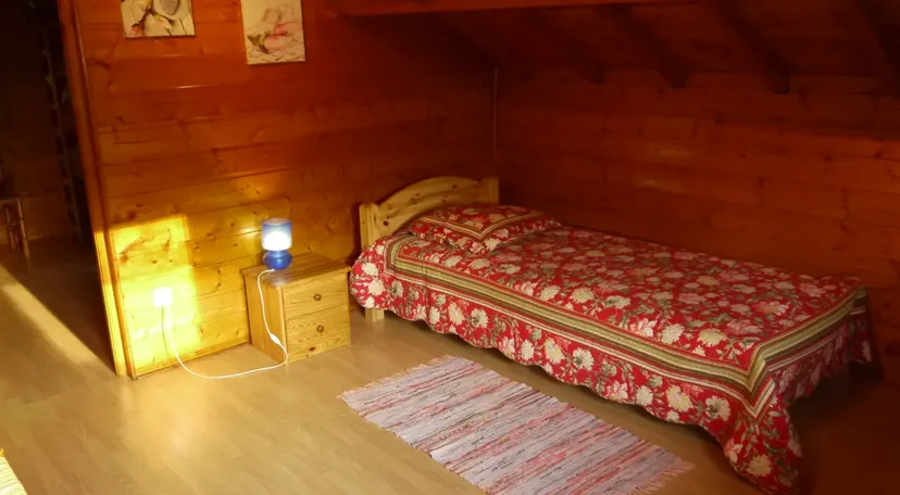 Chalet au bord d’un étang de 1.5 ha
