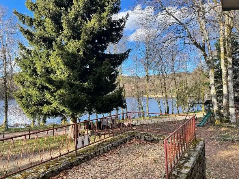 Charmante maison en bordure d'un lac de 366 ha