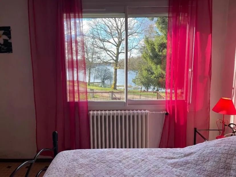 Charmante maison en bordure d'un lac de 366 ha