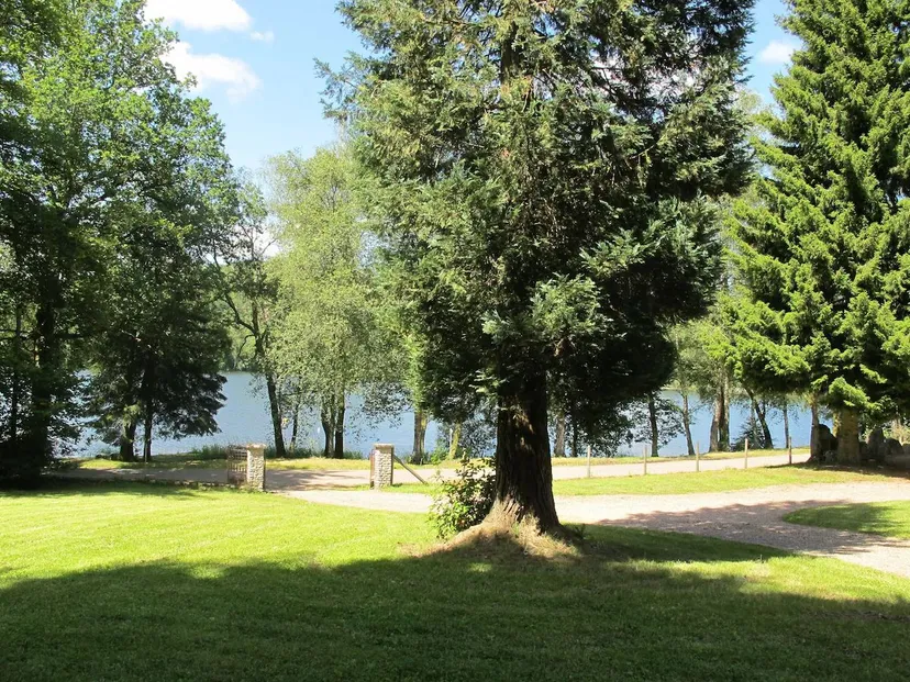 Charmante maison en bordure d'un lac de 366 ha