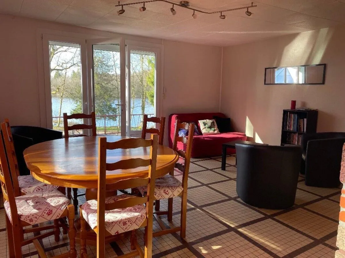 Charmante maison en bordure du lac des Settons