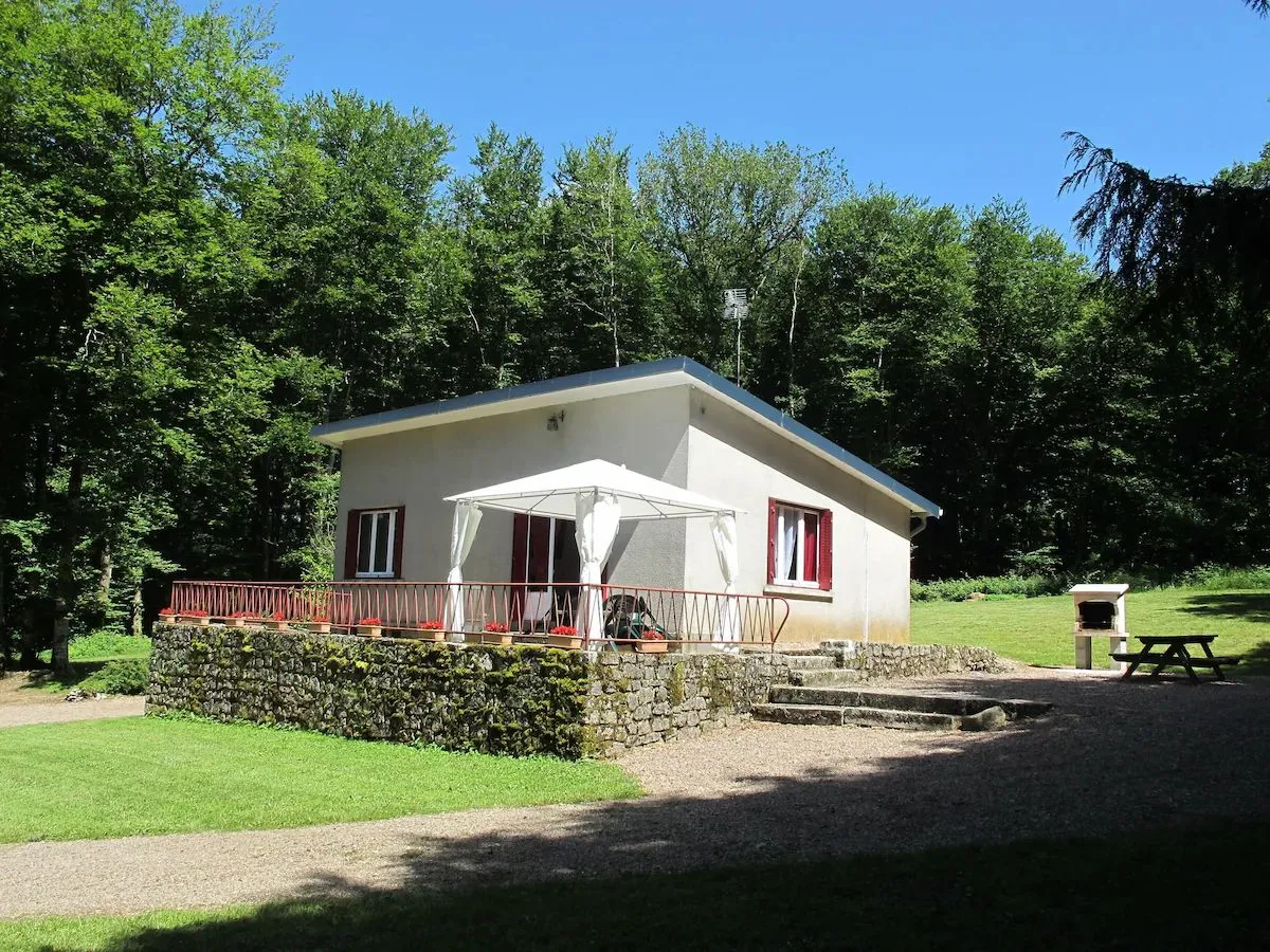 Charmante maison en bordure du lac des Settons