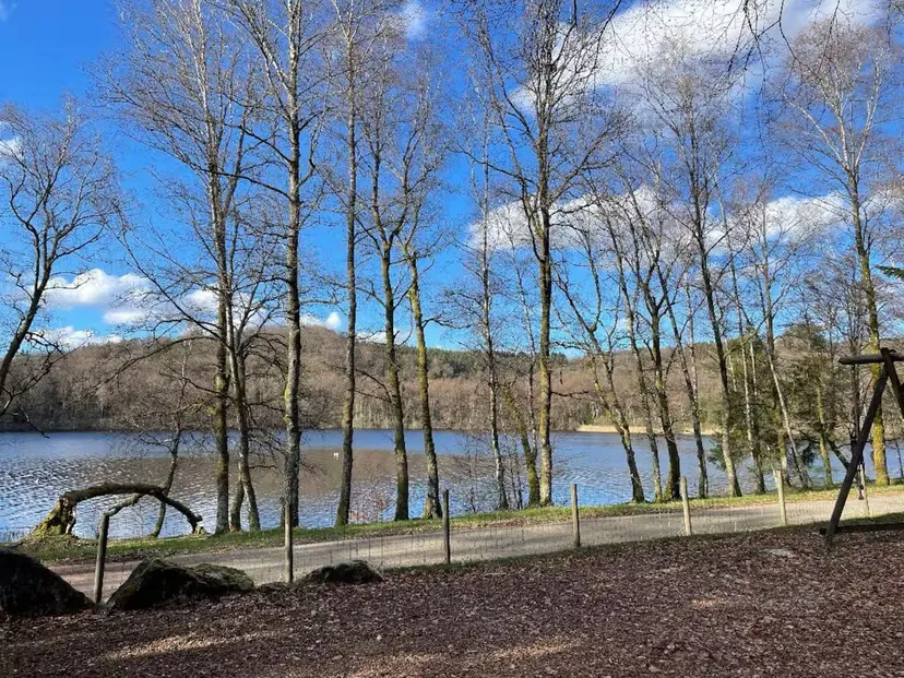 Charmante maison en bordure d'un lac de 366 ha