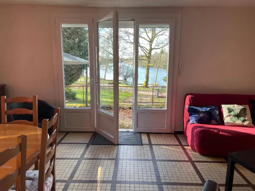 Charmante maison en bordure d'un lac de 366 ha