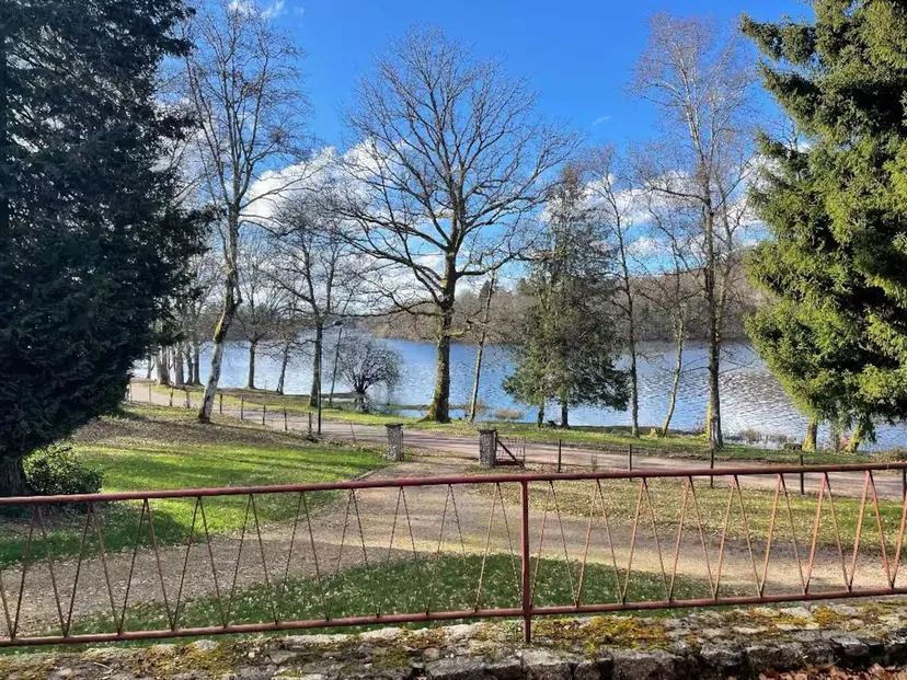 Charmante maison en bordure d'un lac de 366 ha