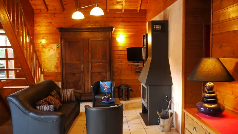 Chalet au bord d’un étang de 1.5 ha