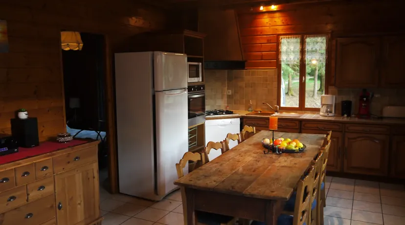 Chalet au bord d’un étang de 1.5 ha