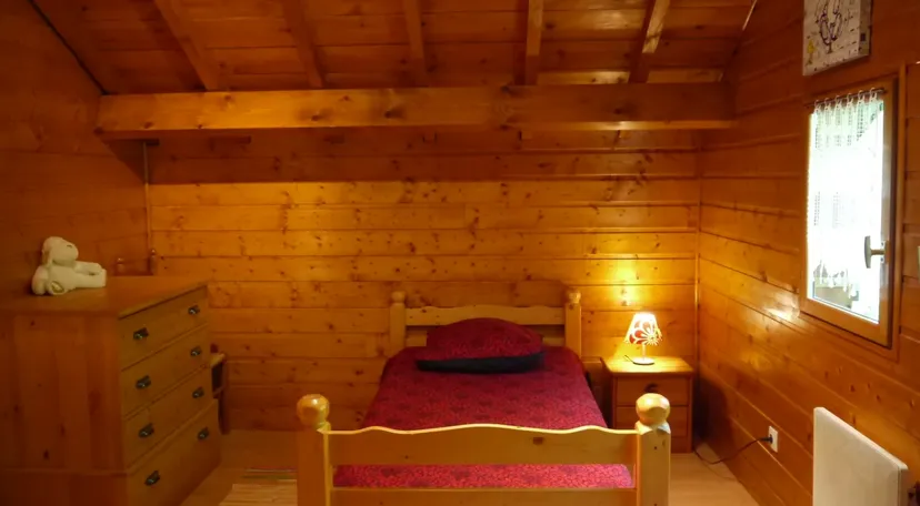 Chalet au bord d’un étang de 1.5 ha