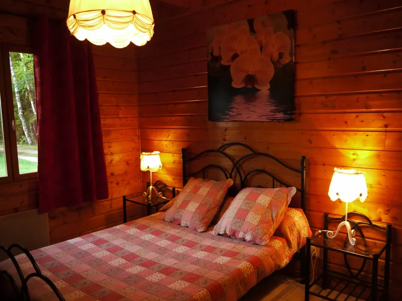 Chalet au bord d’un étang de 1.5 ha