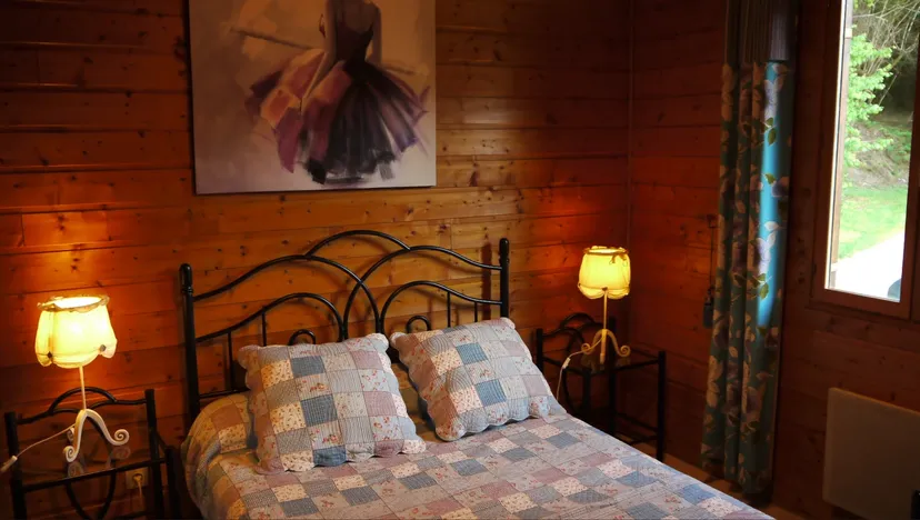 Chalet au bord d’un étang de 1.5 ha