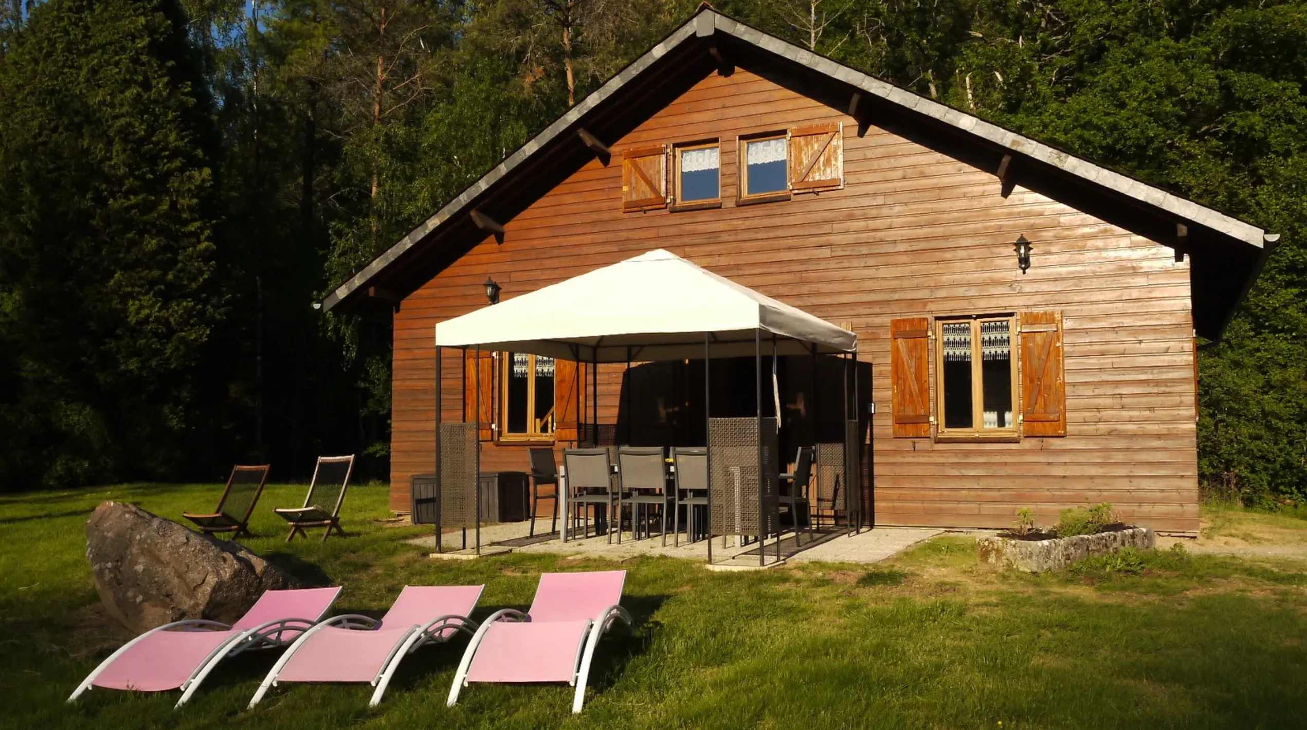 Chalet au bord d’un étang de 1.5 ha