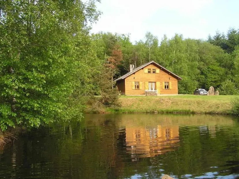 Chalet au bord d’un étang de 1.5 ha